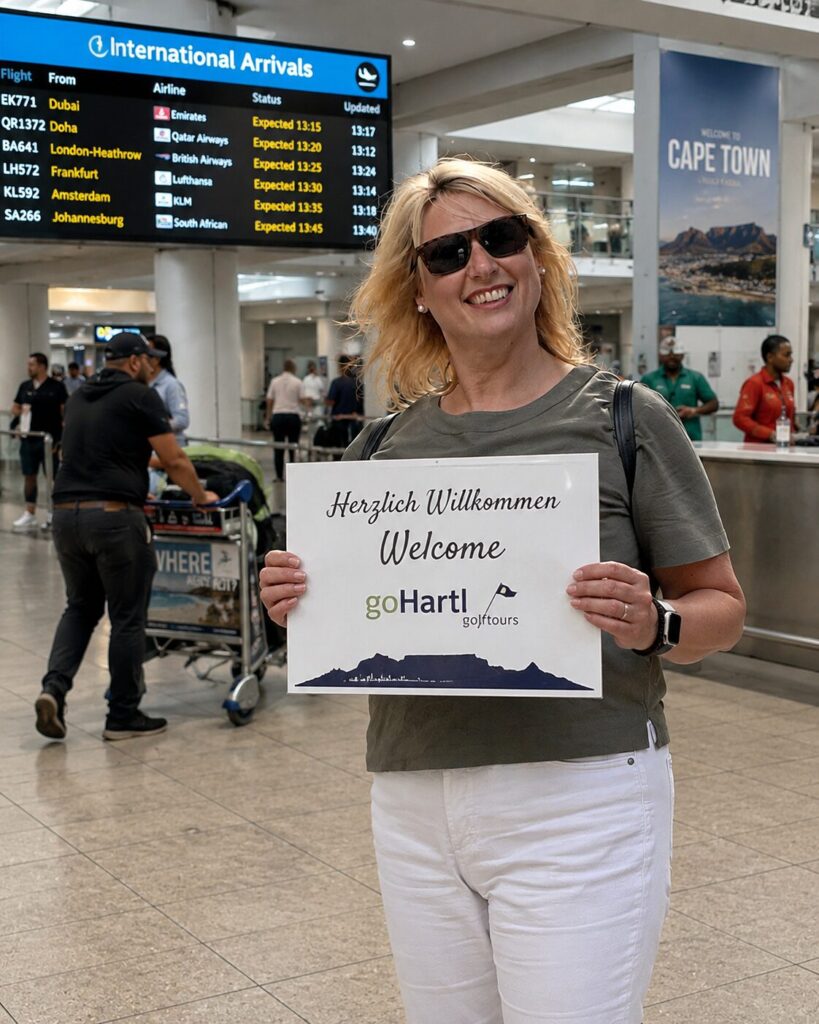 Empfang am Flughafen Kapstadt mit dem goHartl-Willkommensschild
