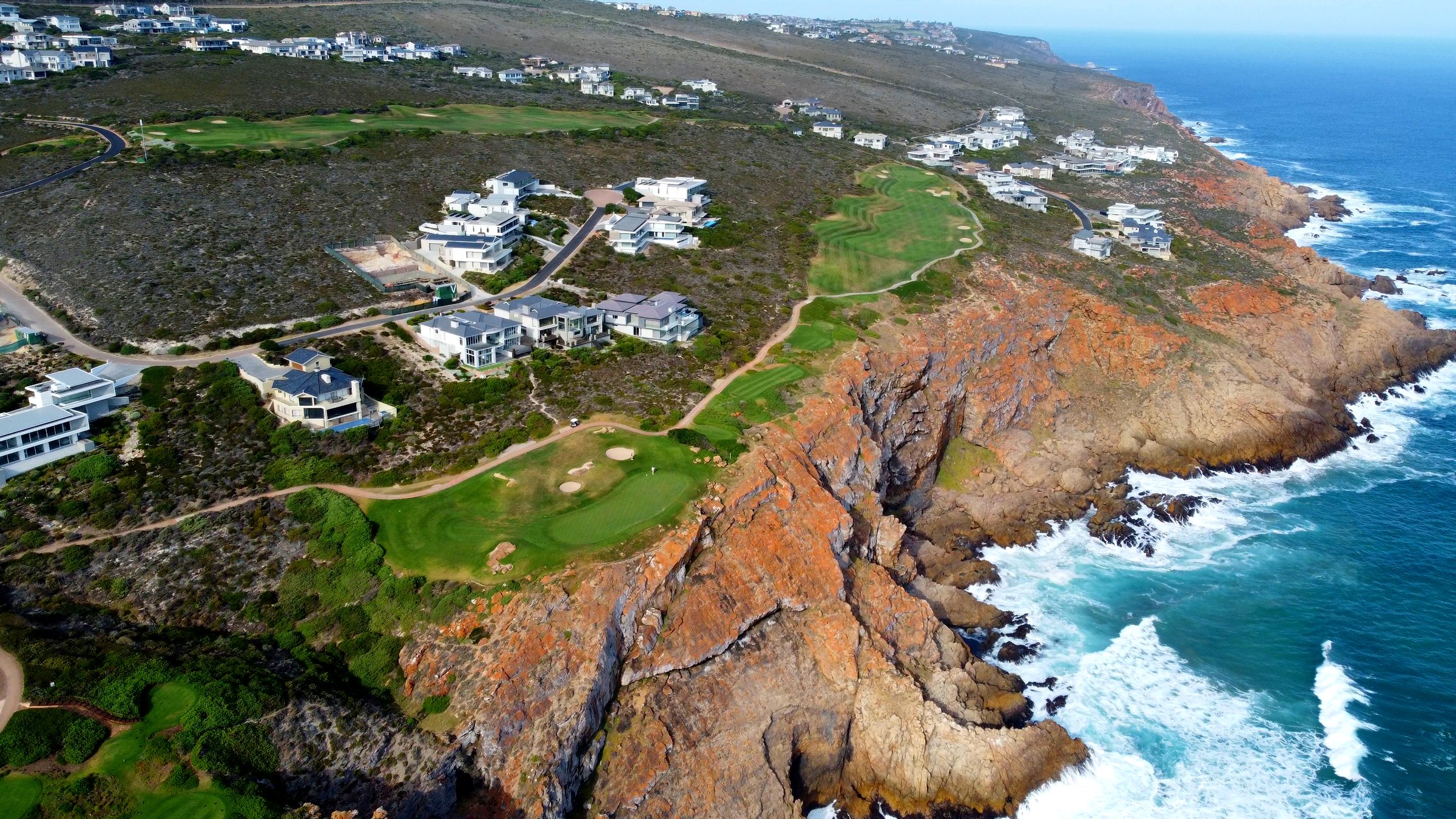 Pinnacle Point Golf Club bei Mossel Bay: Fairways auf den Klippen über dem Indischen Ozean, Luftaufnahme